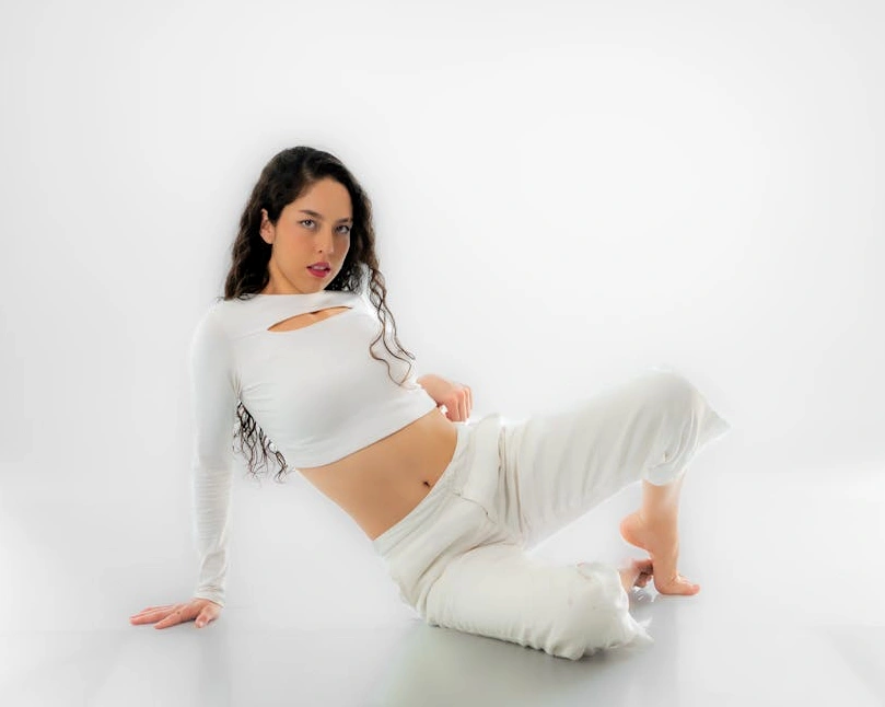 Lo studio creativo di Brand Soul, luminoso e con piante, con moodboard alle pareti